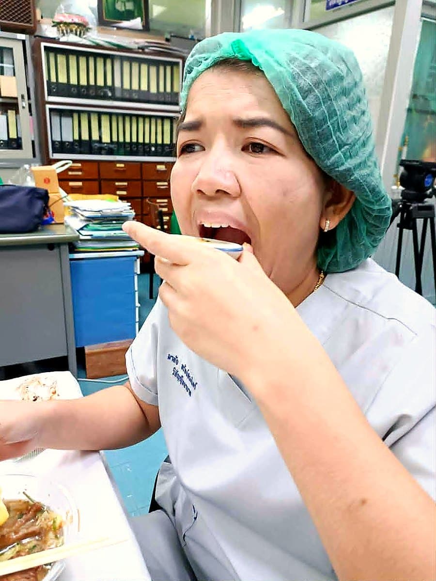 พยาบาลกินขนมตอนพักงาน